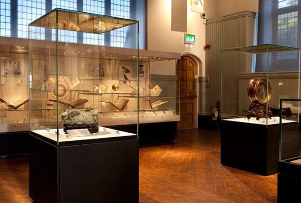 Múzeumi vitrin a műtárgyak megfelelő elhelyezésére